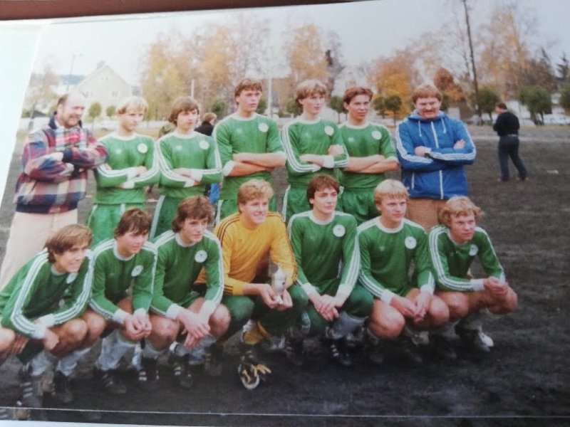 KRETSMESTER 1980: Kristian Eriksens onkel, Bjørn Eriksen (nederst til høyre) og faren Stein Eriksen (ved siden av) ble begge juniorkretsmestere med HamKam i 1980. Foto: Privat