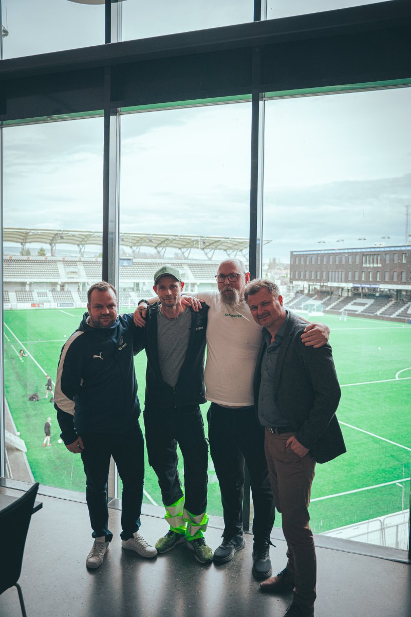 Håkon Taskerud (t.v.), Aleks og keeper-Kjell på Gatelaget, sammen med Mads Notkevich, daglig leder i Balder etter avtalen ble inngått.