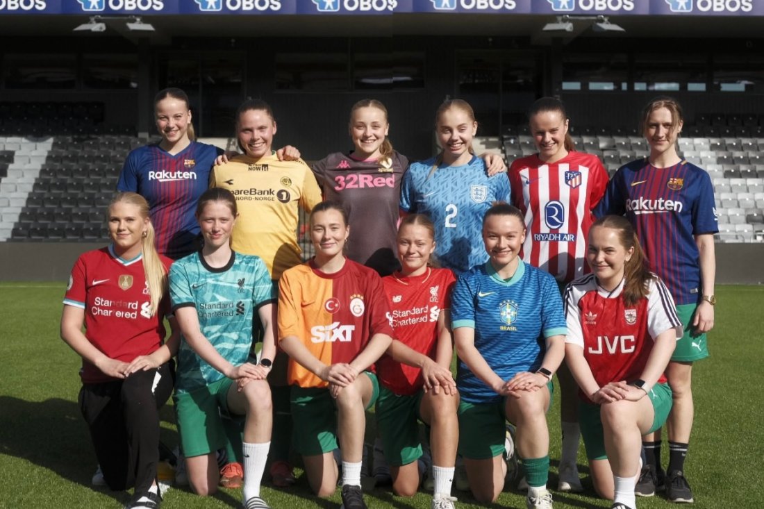 Lagbilde på fotballtrøye-fredag 2024 fra HamKam Kvinner. Foto: Mina Kjørum.