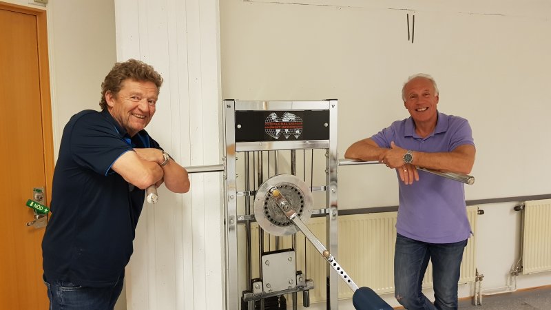 STYRKEAPPARAT: Her er ett av styrke/treningsapparatene som Vidar Furulund og Audun Garshol gir til HamKam. FOTO: Mattis Røhne