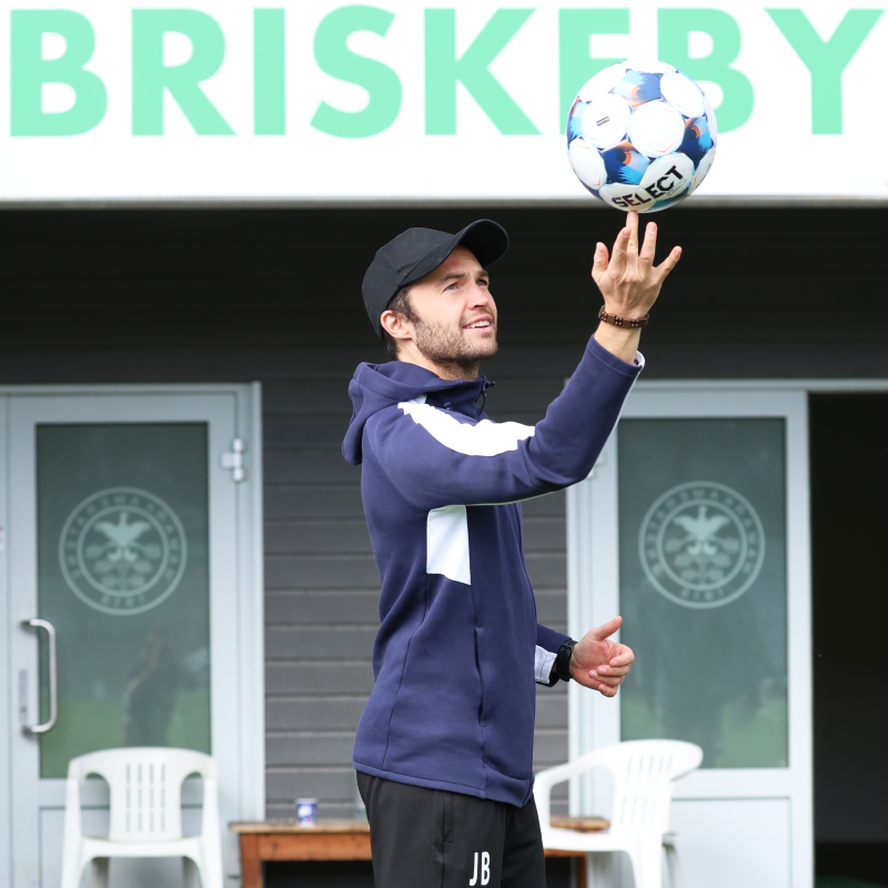 Sportssjef Jørgen Bjørn har mange baller i lufta om dagen. 