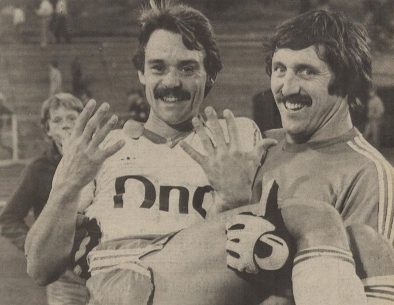 Tor Arne Granerud løftes av Tore Antonsen. HA-arkiv.