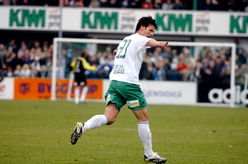 Kenneth Dokken jubler etter sin andre scoring mot Sarpsborg i 2007&nbsp;