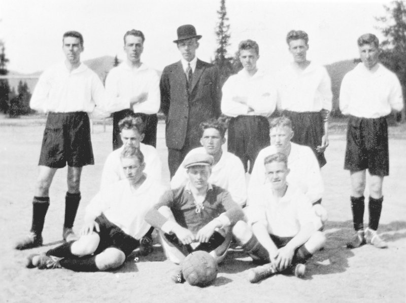 Freidig, som HamKam het da klubben ble startet i 1918.På dette bildet ser vi Foran fra venstre: Henrik Mikkelsen, Karl Johansen, Leif Edvartsen. I midten fra venstre: Henrik Gustavsen, Erling Evensen, Alf Mostue. Bak fra venstre: Olaf Kristiansen, Paul Antonsen, Roar Gustavsen, SigurdJohansen, Oddvar Antonsen (Jim Malman), Einar Tronstad.