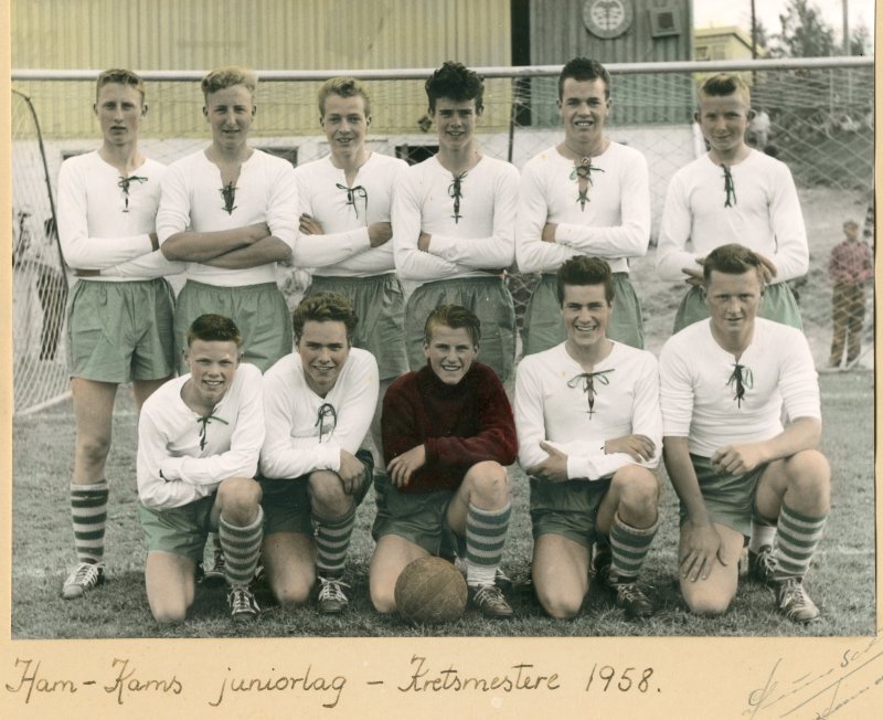 HamKams juniorlag, trent av Kakken Finborud ble kretsmester i 1958: Foran fra venstre: Per Arne Johansen, John Pettersen, Widar Andersen, Finn Larsen, Roar Johansen. Bak fra venstre: Per Bratlie, Finn Thorsen, Clas Jensen, Terje Kristiansen, Odd Grimsrud, Odd Eriksen.