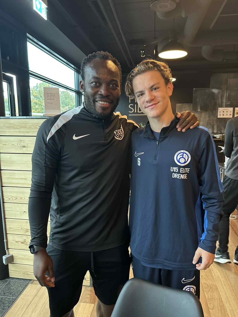 Peder med Michael Essien