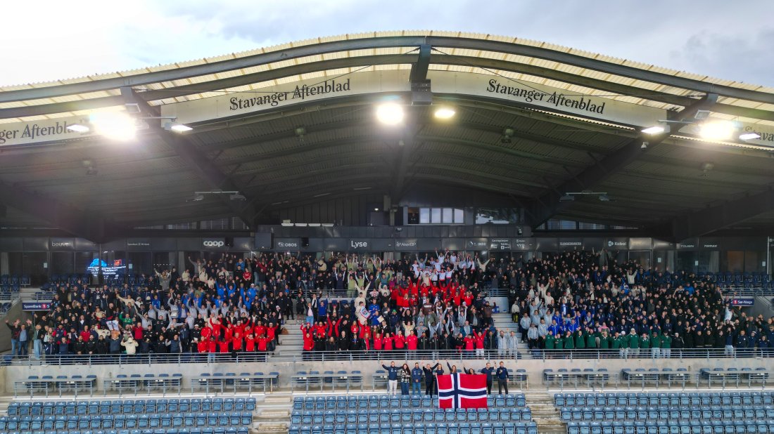 ÅPNINGSSDAGEN: Alle lagene samlet under åpningen av turneringen. Foto: Sigurd Seglem Bjørnevaag, Viking