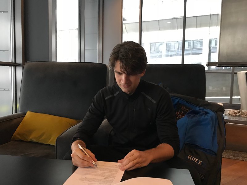 Marco signerer avtalen