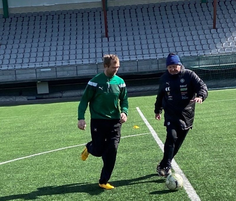 Tom J gir Lars en leksjon i forsvarsspill. Tom J holder fortsatt avstand, slik han også gjorde som aktiv.