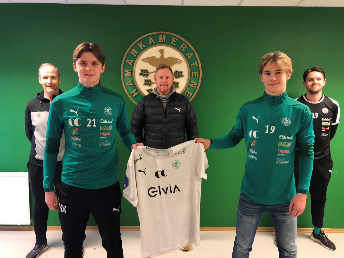 Fra venstre: Rolf Høgmo (utviklingssjef), Thorbjørn Kristiansen (15), Espen Olsen (sportssjef), Benjamin Thoresen Faraas (15), Håkon T. Kristiansen (toppspillerutvikler).