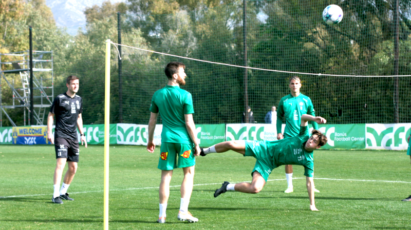 Jonas Rasen tar sats og saksesparker ballen over "nettet" under fotballtennisen tidligere i uken.
