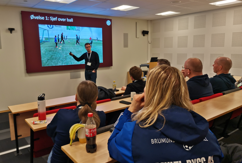 Anders Mortensholm foran en lydhør gjeng hos Norsk Tipping