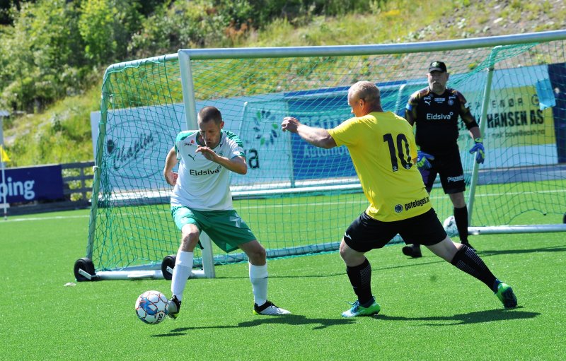 ENDELIG: Aleks og keeper-Kjell fikk endelig spille kamp igjen. Foto: Knut Befring.