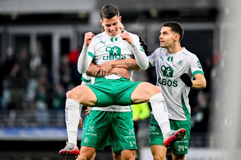 Vidar feirer med lagkameratene etter scoring mot Haugesund